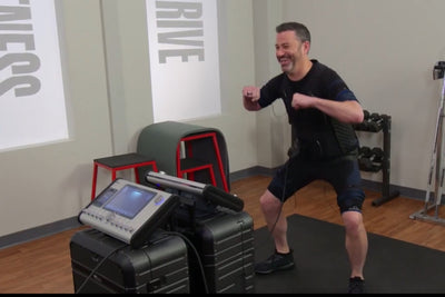 Jimmy Kimmel probiert die Ursprünge der GYM IN A BOX-Technologie (EMS) aus